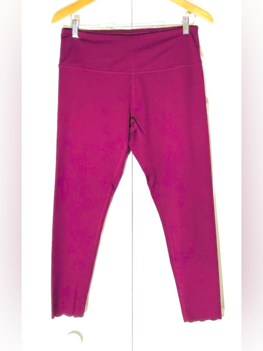 Zella Raspberry Capri leggings with Scalloped Detail, NWOT’s